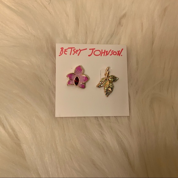 Betsey Johnson Mismatched Leaf Earrings- NWT - Picture 3 of 7